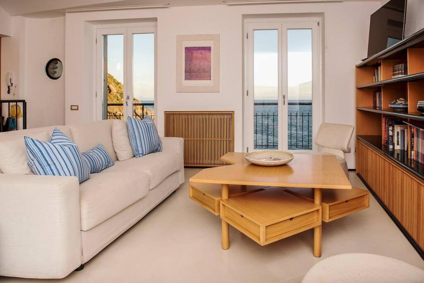 ヴェルナッツァCarattino 12 Idyllic Seafront Retreatアパートメント エクステリア 写真
