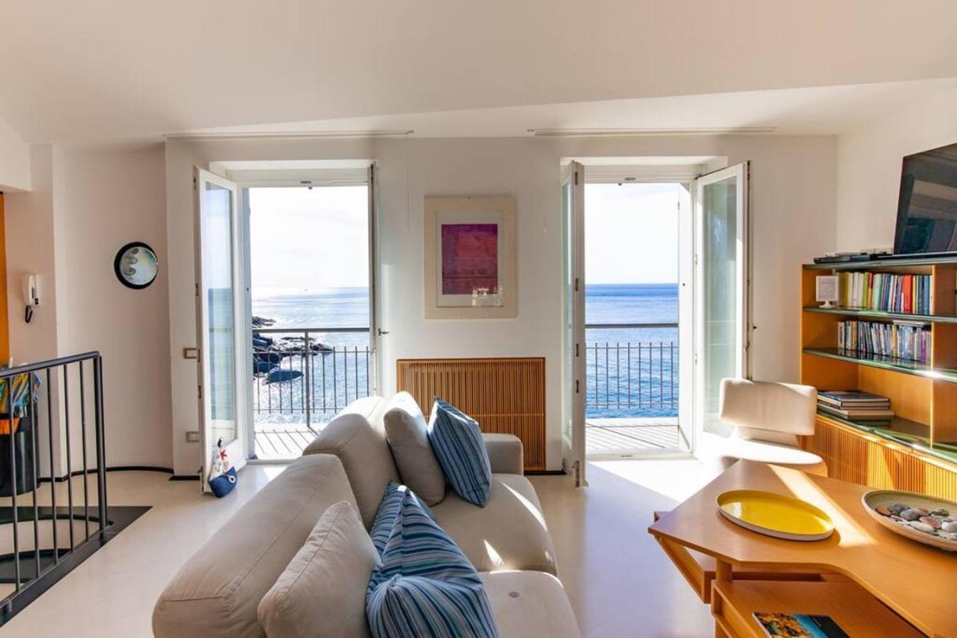 ヴェルナッツァCarattino 12 Idyllic Seafront Retreatアパートメント エクステリア 写真